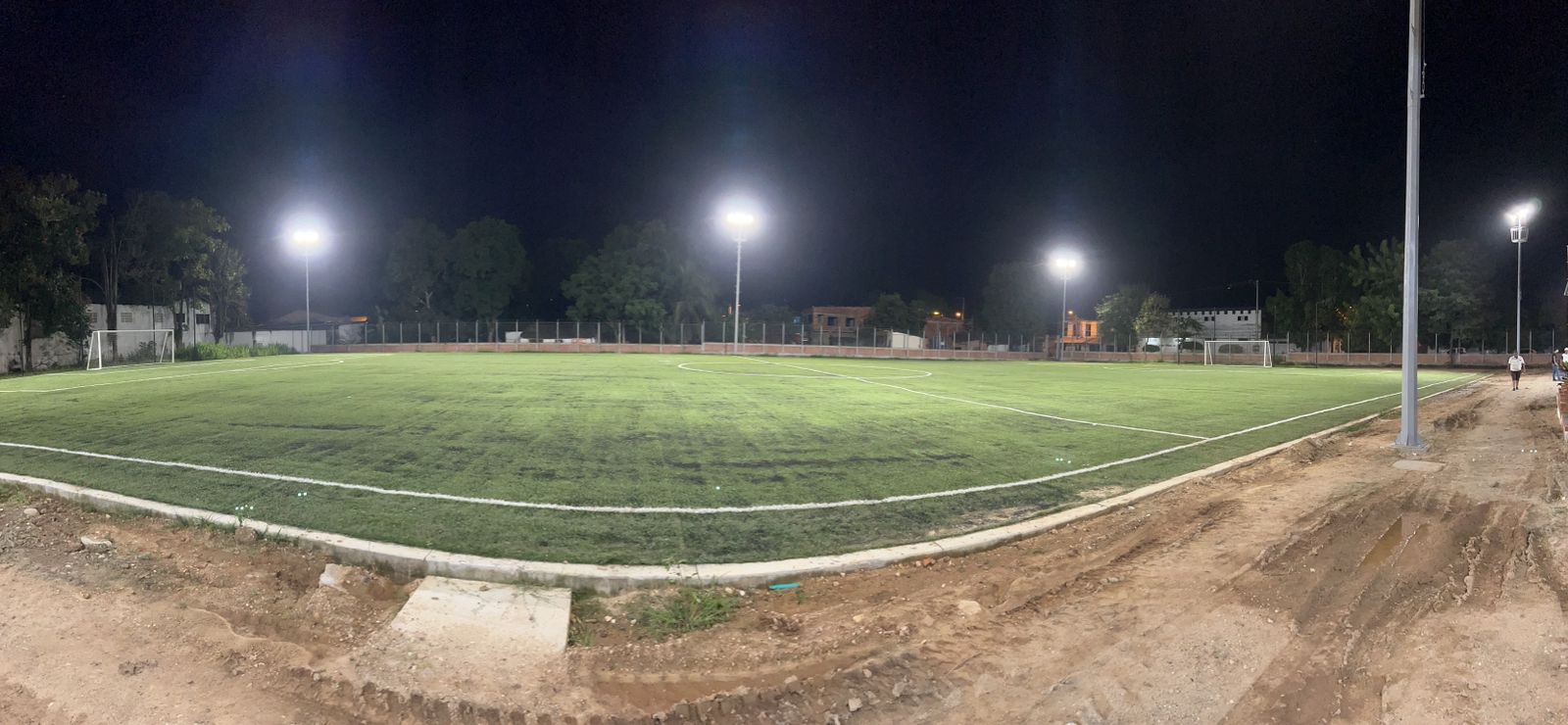 Suministro e instalación de iluminación para la cancha sintética de fútbol ubicada en el barrio campo alegre del municipio de Carmen de Apicala – Tolima